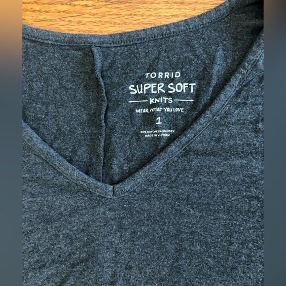 Torrid Top Women’s 1 (1X) Gray High Low Hem Super Soft V neck Casualwear Shirt - Picture 2 of 6